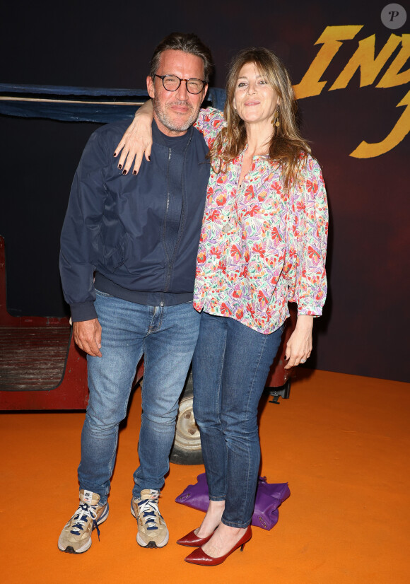 Accompagné de son épouse Aurore Aleman, le principal intéressé a opté pour un look sobre et très branché : un jolie veste bleu marine accordée avec brio à son jean.
Benjamin Castaldi et sa femme Aurore Aleman - Première du film "Indiana Jones et le Cadran de la destinée" au cinéma Le Grand Rex à Paris le 26 juin 2023. © Coadic Guirec/Bestimage