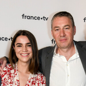 Cécile Grès va quitter la case rugby, comme nous l'a appris le journal L'Équipe
 
Fabien Lévêque, Cécile Grès, guest et Nelson Monfort au photocall de la conférence de presse de France 2 au théâtre Marigny à Paris le 18 juin 2019 © Coadic Guirec / Bestimage