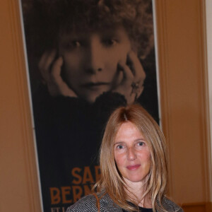 En tout cas, la jeune fille fait sa fierté ! 
Sandrine Kiberlain - Vernissage de l'Exposition " Sarah Bernhardt - Et la Femme créa la Star " au Petit Palais à Paris, France, le 12 Avril 2023. © Bertrand Rindoff / Bestimage 