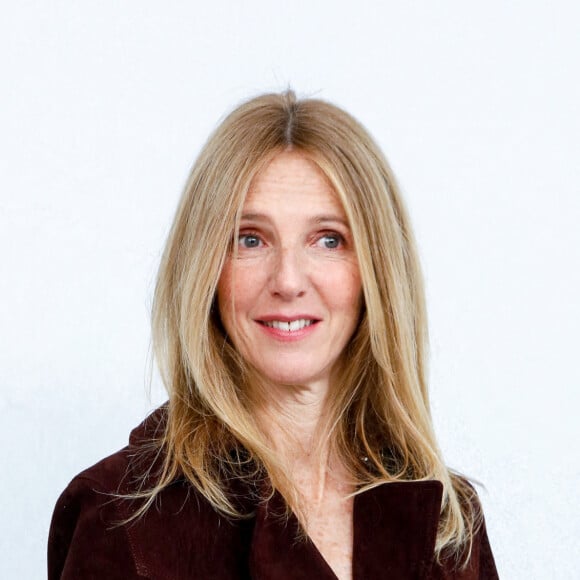 Sandrine Kiberlain - Photocall du défilé Chloé prêt-à-porter automne-hiver 2023/2024 lors de la Fashion Week de Paris (PFW), à Paris, France, le 2 mars 2023. © Christophe Clovis/bestimage  Celebs attends the Chloé Womenswear Fall Winter 2023-2024 show as part of Paris Fashion Week on March 2, 2023 in Paris, France.