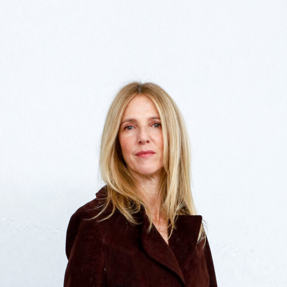 "J'ai acheté des cadres", a-t-elle notamment confié avec humour.
Sandrine Kiberlain - Photocall du défilé Chloé prêt-à-porter automne-hiver 2023/2024 lors de la Fashion Week de Paris (PFW), à Paris, France, le 2 mars 2023. © Christophe Clovis/bestimage 
