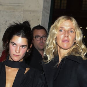 Peut-être qu'elle pourrait faire un projet avec sa fille Suzanne, elle aussi devenue actrice et réalisatrice.
Sandrine Kiberlain et sa fille Suzanne Lindon - Arrivée au défilé et l'aftershow Jacquemus lors de la Fashion Week Printemps/Ete 2018 de Paris au musée National Picasso à Paris, France, le 25 septembre 2017. © CVS-Veeren/Bestimage 