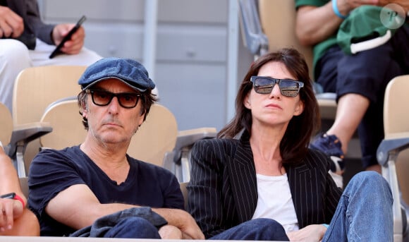 Charlotte Gainsbourg et son compagnon Yvan Attal en tribunes lors des Internationaux de France de tennis de Roland Garros 2023, à Paris, France, le 9 juin 2023. © Jacovides-Moreau/Bestimage 