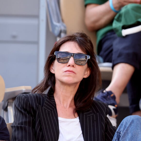 Charlotte Gainsbourg et son compagnon Yvan Attal en tribunes lors des Internationaux de France de tennis de Roland Garros 2023, à Paris, France, le 9 juin 2023. © Jacovides-Moreau/Bestimage 