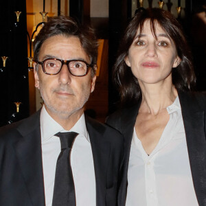 Yvan Attal et sa compagne Charlotte Gainsbourg - Arrivées à la 10ème édition du "Global Gift Gala 2022" au Four Seasons Hotel George V à Paris le 19 novembre 2022. © Christophe Clovis / Bestimage 