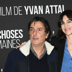 Yvan Attal et sa compagne Charlotte Gainsbourg - Avant-première du film "Les Choses Humaines" au cinéma UGC Normandie à Paris le 23 novembre 2021. © Coadic Guirec/Bestimage 