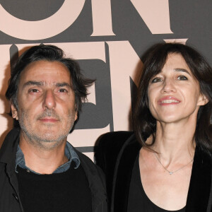 Yvan Attal et sa compagne Charlotte Gainsbourg - Avant-première du film "Mon chien stupide" au cinéma UGC Normandie à Paris, le 22 octobre 2019. © Coadic Guirec/Bestimage 