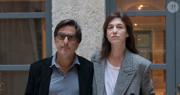 Yvan Attal et sa compagne Charlotte Gainsbourg lors d'une rencontre presse à Lyon, France, le 30 septembre 2019. © Sandrine Thesillat/Panoramic/Bestimage 