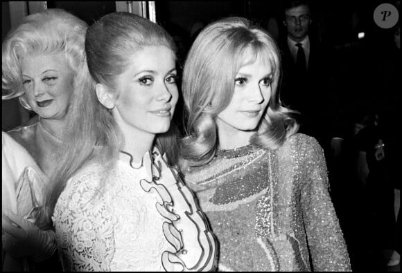 Une archive de l'INA permet de revoir l'annonce de ce drame dans un journal télévisé.
Catherine Deneuve et Françoise Dorléac à la première du film Les Demoiselles de Rochefort en 1967