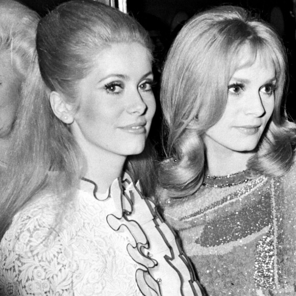 Une archive de l'INA permet de revoir l'annonce de ce drame dans un journal télévisé.
Catherine Deneuve et Françoise Dorléac à la première du film Les Demoiselles de Rochefort en 1967