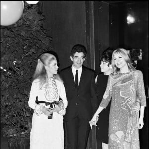 Catherine Deneuve, Jacques Demy, Régine et Françoise Dorléac à la première du film Les Demoiselles de Rochefort en 1967