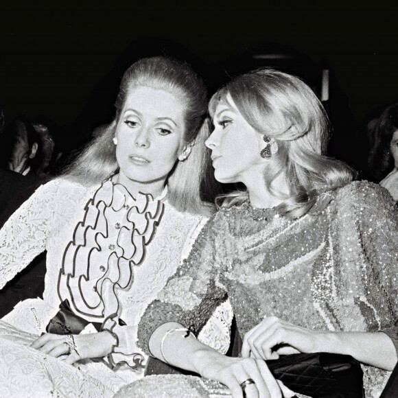 On apercoit notamment les carcasses de la voitures ainsi que le corps de la défunte actrice.
Catherine Deneuve, David Bailey et Françoise Dorléac à la première du film Les Demoiselles de Rochefort en 1967