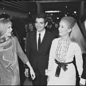 Catherine Deneuve, Jacques Demy, David Bailey et Françoise Dorléac à la première du film Les Demoiselles de Rochefort en 1967