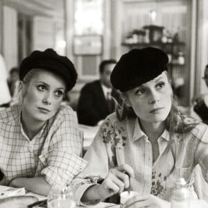 Catherine Deneuve et Françoise Dorléac étaient très proches, et toutes les deux actrices.
Catherine Deneuve et Françoise Dorléac dans "Les demoiselles de Rochefort".