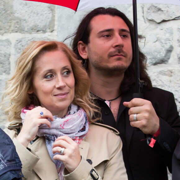 Lara Fabian vient effectivement de passer le cap des noces d'étain avec son mari.
Lara Fabian et son mari Gabriel Di Giorgio assistent à la ducasse de Mons ou Doudou, une fête locale basée sur des traditions ancestrales qui a lieu tous les ans à Mons, en Belgique. L'origine de la fête remonte au Moyen Âge. Lara Fabian était accompagnée par Elio Di Rupo, Maire ( Bourgmestre ) de la ville de Mons et Président du Parti socialiste belge. Belgique, Mons, 22 mai 2016