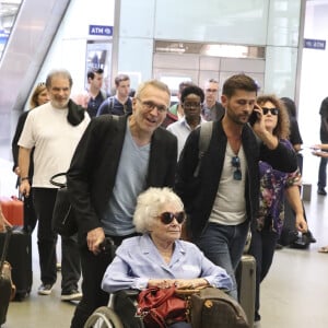 Exclusif - Prix Spécial - Raphaël Mezrahi, Laurent Ruquier, Claude Sarraute , Valérie Mairesse et Christophe Beaugrand - La bande à Ruquier arrive à la gare de St-Pancras à Londres pour fêter les 90 ans de C. Sarraute - Londres le 23 juin 2017  