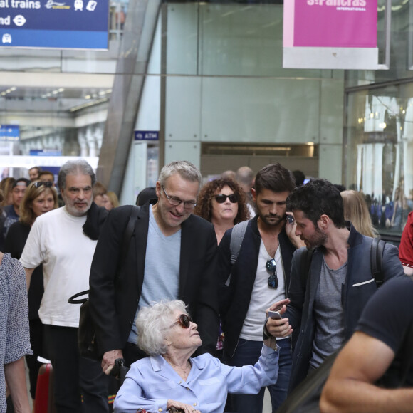 Exclusif - Prix Spécial - Raphaël Mezrahi, Laurent Ruquier, Claude Sarraute , Valérie Mairesse, Christophe Beaugrand et Anthony Bloch (assistant de L .Ruquier) - La bande à Ruquier arrive à la gare de St-Pancras à Londres pour fêter les 90 ans de C. Sarraute - Londres le 23 juin 2017