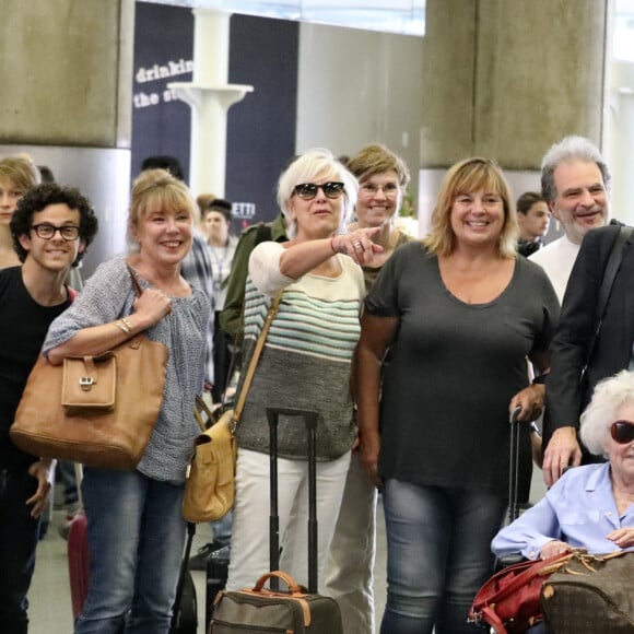 Qui ont raconté qu'elle avait multiplié tous les excès, notamment lors de ses 85 ans à Cuba. 
Exclusif -Michaël Gregorio, guest, Annie Lemoine, Michèle Bernier, Raphaël Mezrahi, Laurent Ruquier, Claude Sarraute, Christophe Beaugrand, Valérie Mairesse et Titoff - La bande à Ruquier arrive à la gare de St-Pancras à Londres pour fêter les 90 ans de C. Sarraute - Londres le 23 juin 2017 