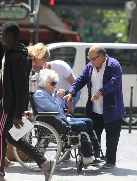 Exclusif - Claude Sarraute, Jean Benguigui et sa femme - La bande à Ruquier se retrouve à la gare du Nord pour prendre l'Eurostar et fêter les 90 ans de C. Sarraute à Londres le 23 juin 2017