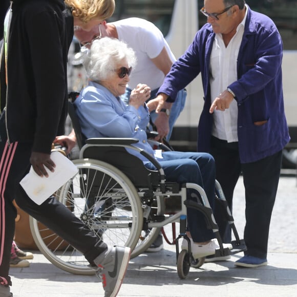 Exclusif - Claude Sarraute, Jean Benguigui et sa femme - La bande à Ruquier se retrouve à la gare du Nord pour prendre l'Eurostar et fêter les 90 ans de C. Sarraute à Londres le 23 juin 2017