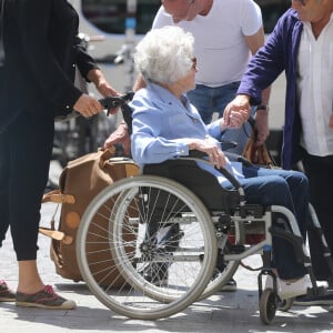 Exclusif - Claude Sarraute, Jean Benguigui et sa femme - La bande à Ruquier se retrouve à la gare du Nord pour prendre l'Eurostar et fêter les 90 ans de C. Sarraute à Londres le 23 juin 2017