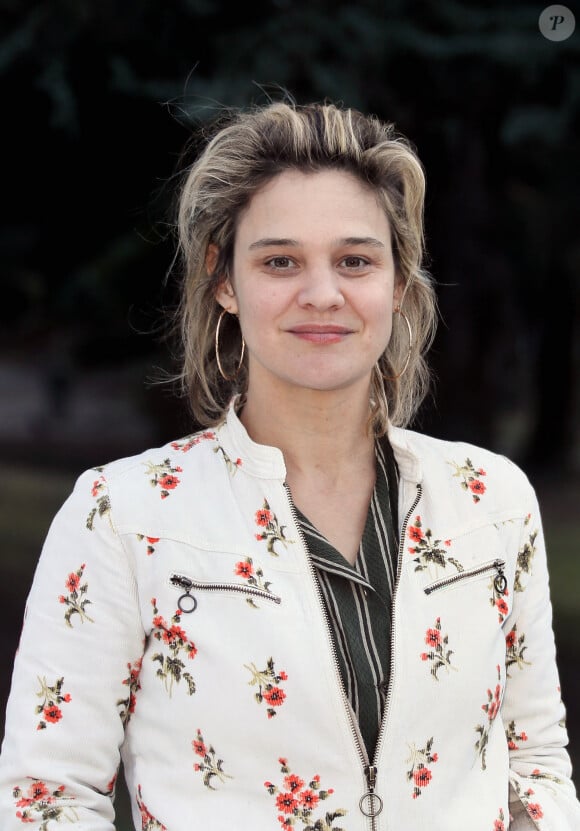 A l'écran, Audrey Fleurot donne la réplique à Marie Denarnaud qui prête ses traits au commissaire Céline Hazan.
La comédienne Marie Denarnaud pose à l'occasion de la 25ème édition du Festival TV de Luchon le 3 Fevrier 2023. © Patrick Bernard/Bestimage