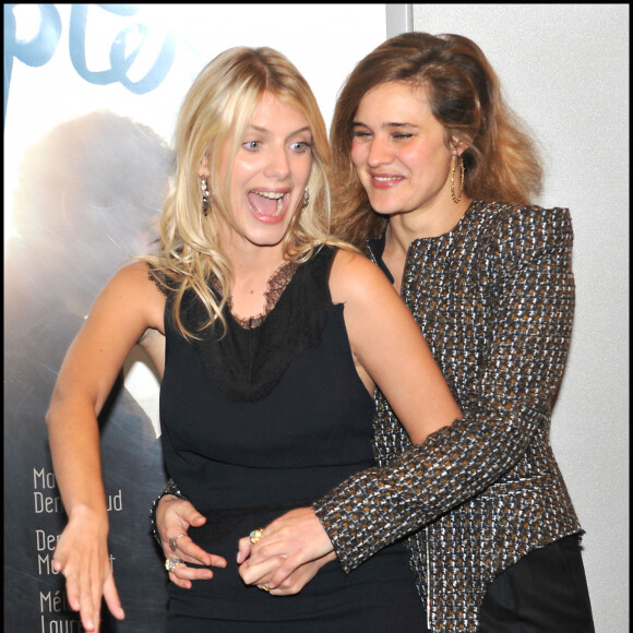 Marie Denarnaud et Mélanie Laurent - Paris, le 14.11.2011. Avant Première "Les adoptés" au Publicis Champs Elysées.