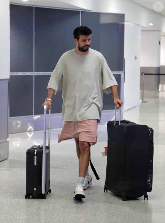 Gerard Piqué arrive à l'aéroport de Miami avec ses fils Sacha et Milan, le 19 juin 2023.
