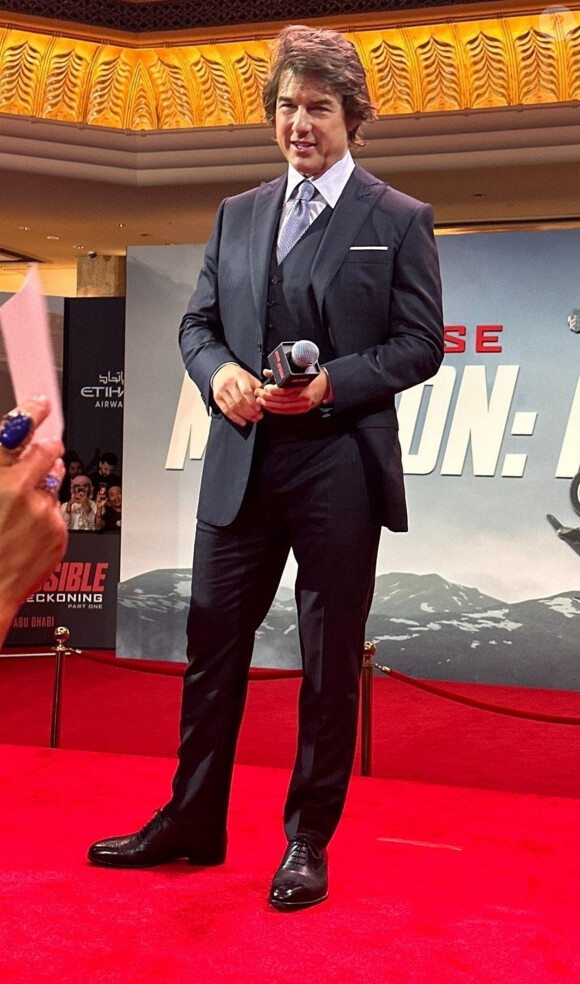 Tom Cruise signe des autographes lors de la première de "Mission Impossible 7" à Abou Dabi (Emirats arabes unis), le 26 juin 2023.