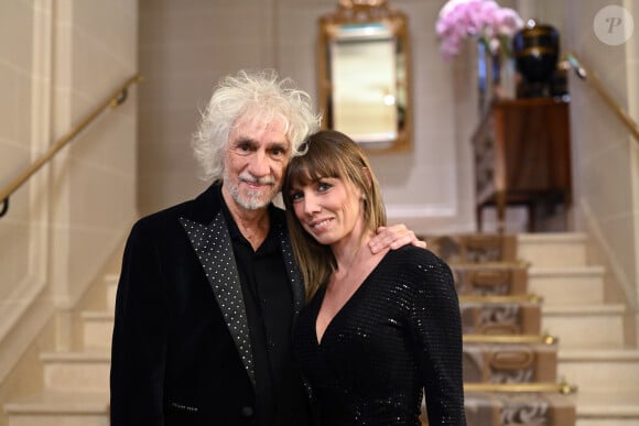 Avec sa femme Laetitia, il vit en effet dans une grande maison de Seine et Marne.
Louis Bertignac et sa femme Laetitia Brichet lors du photocall et du cocktail de la soirée des "Stéthos d'or 2023" à l'hôtel Four Seasons George V à Paris, France, le 27 mars 2023.  © Bellak-Guirec/Bestimage 