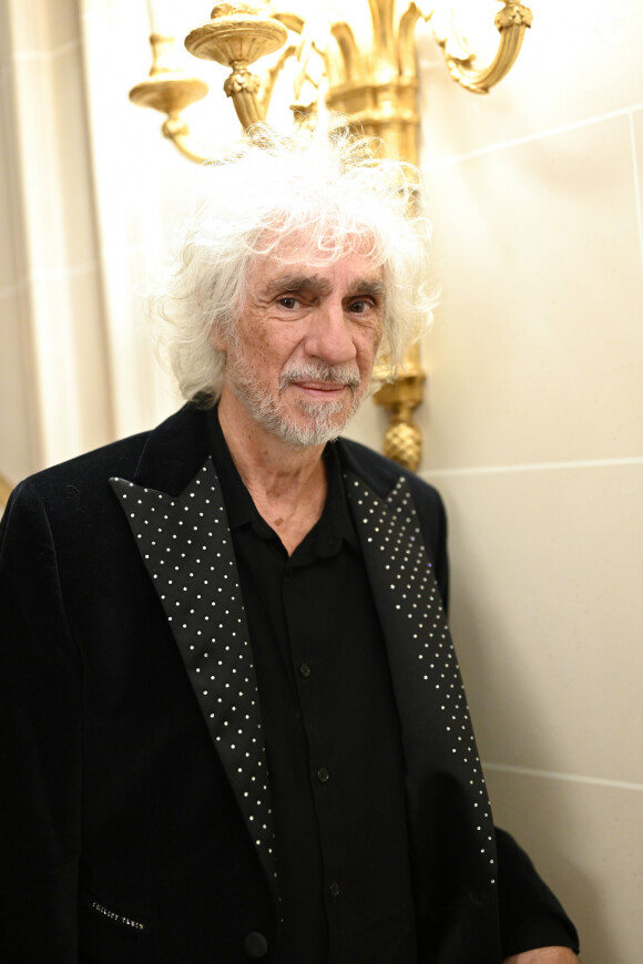 Louis Bertignac lors du photocall et du cocktail de la soirée des "Stéthos d'or 2023" à l'hôtel Four Seasons George V à Paris, France, le 27 mars 2023.