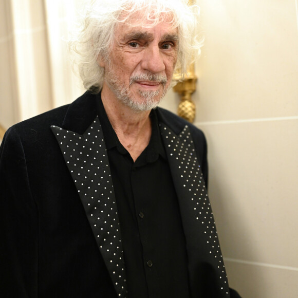 Louis Bertignac lors du photocall et du cocktail de la soirée des "Stéthos d'or 2023" à l'hôtel Four Seasons George V à Paris, France, le 27 mars 2023.