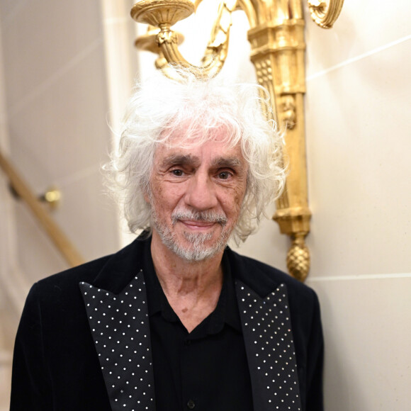 Louis Bertignac lors du photocall et du cocktail de la soirée des "Stéthos d'or 2023" à l'hôtel Four Seasons George V à Paris, France, le 27 mars 2023. © Bellak-Guirec/Bestimage 
