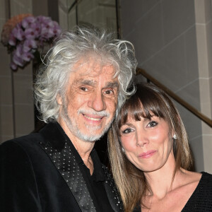 Louis Bertignac et sa femme Laetitia Brichet - Gala caritatif des "Stéthos d'Or" qui récompensent les artistes qui contribuent au bien-être de tous, organisé par la Fondation pour la Recherche en Physiologie au George V à Paris, le 27 mars 2023. © Coadic Guirec-Rachid Bellak/Bestimage