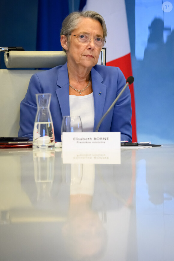 Elle a obtenu le retrait d'un passage d'une biographie qui portait atteinte à sa vie privée
Elisabeth Borne, Première ministre lors de la réunion de la cellule de crise interministérielle au ministère de l'Intérieur au centre de crise d'urgence du ministère de l'Intérieur à Paris, France, le 30 juin 2023, après que des émeutes ont éclaté pour la troisième nuit consécutive à travers le pays suite à la mort de Nahel, une adolescente de 17 ans tuée lors d'un contrôle routier à Nanterre par un policier. © Eric Tschaen/Pool/Bestimage 