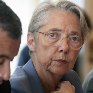 Un passage qui visait à "attiser la curiosité du public sur sa prétendue orientation sexuelle".
Élisabeth Borne, Première ministre accompagné du ministre de l'intérieur, Gérald Darmanin lors du Comité interministériel des villes à l'hôtel de Matignon, à Paris, France, le 30 juin 2023. © Stéphane Lemouton/Bestimage 