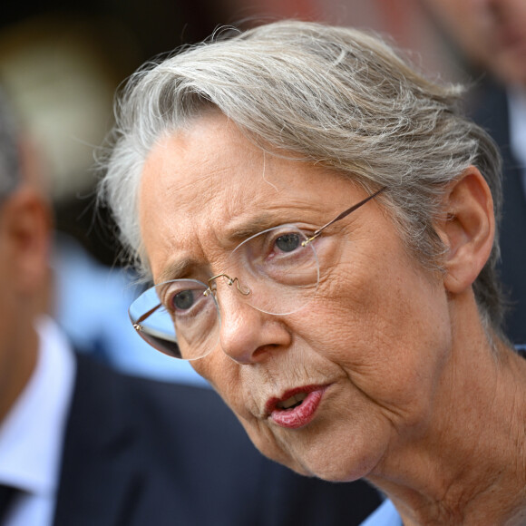 Le livre concerné est "La Secrète" de la journaliste Bérengère Bonte.
La première ministre Elisabeth Borne et le ministre de l'Intérieur Gérald Darmanin s'entretiennent avec des policiers devant le commissariat d'Evry-Courcouronnes, au sud de Paris le 30 juin 2023. © Stefano Rellandini / Pool / Bestimage 
