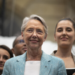 La première ministre Elisabeth Borne anime la conclusion de l'événement de restitution des "Rencontres Jeunesse de Matignon" le 21 juin 2023. © Eliot Blondet / Pool / Bestimage 
