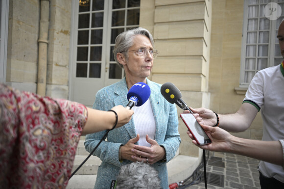 La Première ministre Elisabeth Borne réagit face à la presse, apr!s l'explosion survenue dans le 5ème arrondissement de Paris quelques heures auparavant, le 21 juin 2023.© Eliot Blondet / Pool / Bestimage 