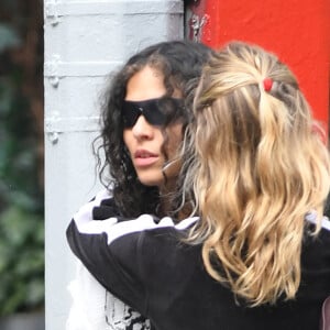 070 Shake et Lily-Rose Depp ont récemment été aperçues en train de faire leurs courses
Lily-Rose Depp et sa compagne la rappeuse 070 Shake font leurs courses chez Whole Foods à New York City, New York, Etats-Unis, le 14 juin 2023. La star de 24 ans de The Idol portait une veste noire, un crop top blanc, un jean taille basse et des sandales. 