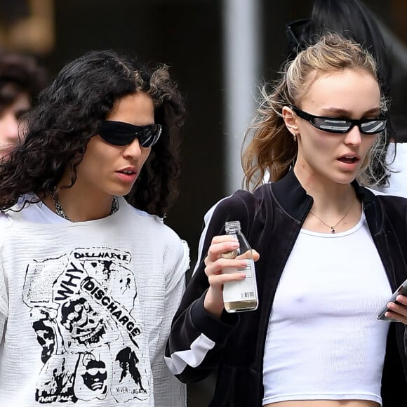 Lily-Rose Depp et sa compagne la rappeuse 070 Shake font leurs courses chez Whole Foods à New York City, New York, Etats-Unis, le 14 juin 2023. La star de 24 ans de The Idol portait une veste noire, un crop top blanc, un jean taille basse et des sandales. 