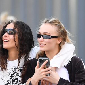 Lily-Rose Depp et sa compagne la rappeuse 070 Shake font leurs courses chez Whole Foods à New York City, New York, Etats-Unis, le 14 juin 2023. La star de 24 ans de The Idol portait une veste noire, un crop top blanc, un jean taille basse et des sandales.