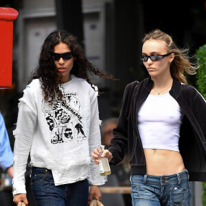 Lily-Rose Depp et sa compagne la rappeuse 070 Shake font leurs courses chez Whole Foods à New York City, New York, Etats-Unis, le 14 juin 2023. La star de 24 ans de The Idol portait une veste noire, un crop top blanc, un jean taille basse et des sandales.