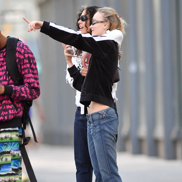 Lily-Rose Depp et sa compagne la rappeuse 070 Shake font leurs courses chez Whole Foods à New York City, New York, Etats-Unis, le 14 juin 2023. La star de 24 ans de The Idol portait une veste noire, un crop top blanc, un jean taille basse et des sandales.