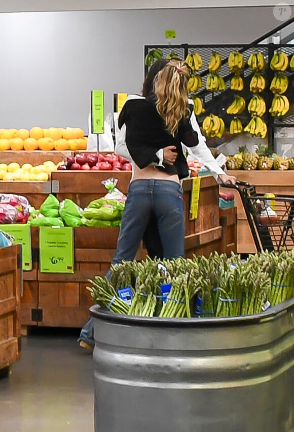 Lily-Rose Depp et sa compagne la rappeuse 070 Shake font leurs courses chez Whole Foods à New York City, New York, Etats-Unis, le 14 juin 2023. La star de 24 ans de The Idol portait une veste noire, un crop top blanc, un jean taille basse et des sandales.