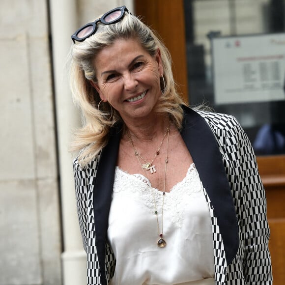 En cinq ans de relation, Caroline Margeridon aura réussi à préserver au mieux sa relation avec son chéri Pascal.
Caroline Margeridon - Mariage de Claude Lelouch à la mairie du 18ème à Paris.