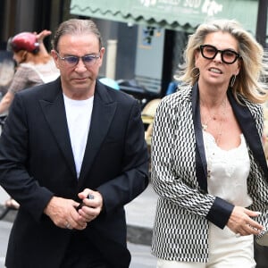 Pour l'occasion, elle avait de son côté opté pour un ensemble blanc, composé d'un pantalon et d'un petit haut à bretelles. Le tout couvert d'un blazer gris et noir à motifs.
Caroline Margeridon et son compagnon Pascal - Mariage de Claude Lelouch à la mairie du 18ème à Paris. Le 17 juin 2023