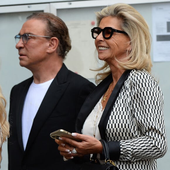 Caroline Margeridon et Pascal vivent leur histoire à distance étant donné qu'il est installé en Suisse.
Caroline Margeridon et son compagnon Pascal - Mariage de Claude Lelouch à la mairie du 18ème à Paris. Le 17 juin 2023