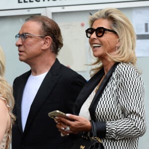 Caroline Margeridon et son compagnon Pascal - Mariage de Claude Lelouch à la mairie du 18ème à Paris. Le 17 juin 2023