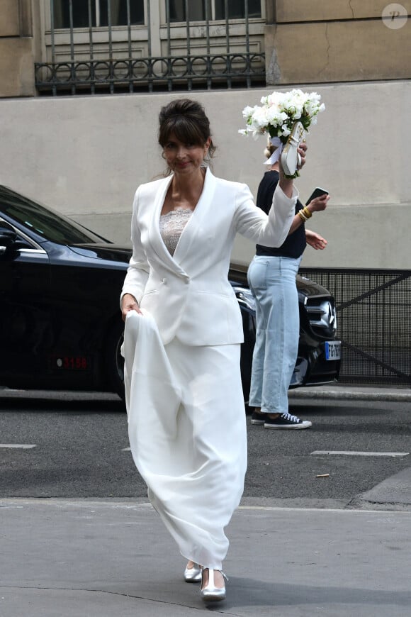 Valérie Perrin, en robe longue et blazer pour épouser Claude Lelouch